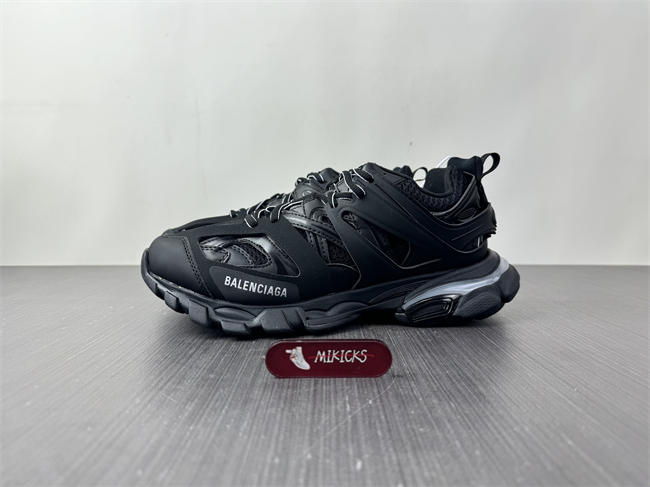 BLCG TRACK SNEAKER 555036W2GB11000 with LED