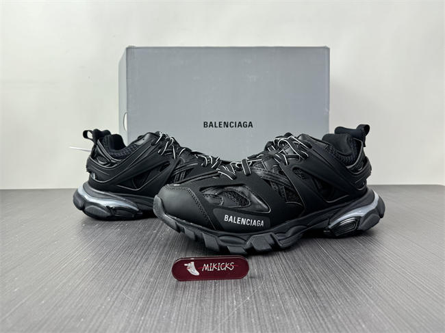 BLCG TRACK SNEAKER 555036W2GB11000 with LED