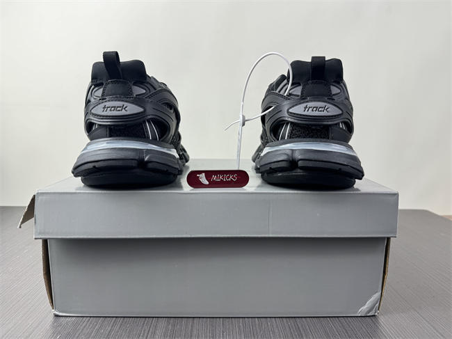 BLCG TRACK SNEAKER 555036W2GB11000 with LED